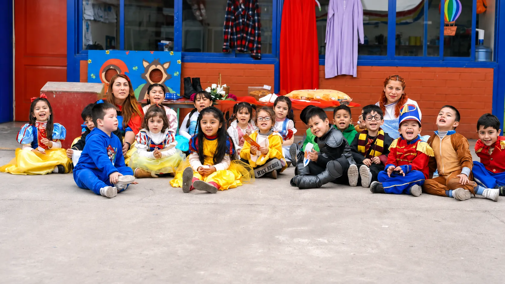 Niños de Escuela Talentos participando en una actividad de disfraces